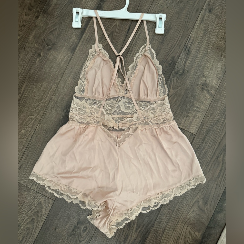 Cream lace satin romper - Picture 2 of 4